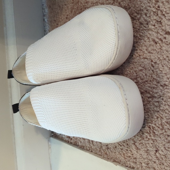 White canvas signature Michael Kors slip-on tennis shoes -sz 10 - Picture 3 of 7